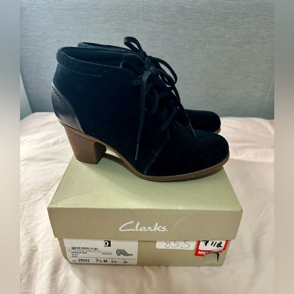 CLARKS BOOTIES Women's Black Lace Up SASHLIN SUE Suede/Leather 3" Heel size 7.5 - Picture 3 of 8